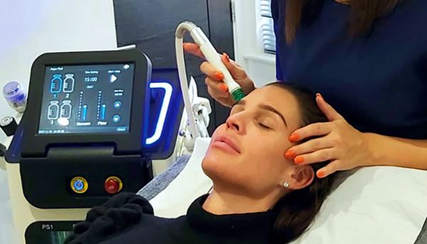 3D Hydro2 facial treatment in progress
